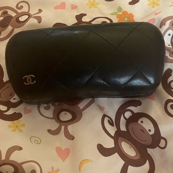 Preloved Chanel round shaped Black&White sunglasses - Picture 12 of 14